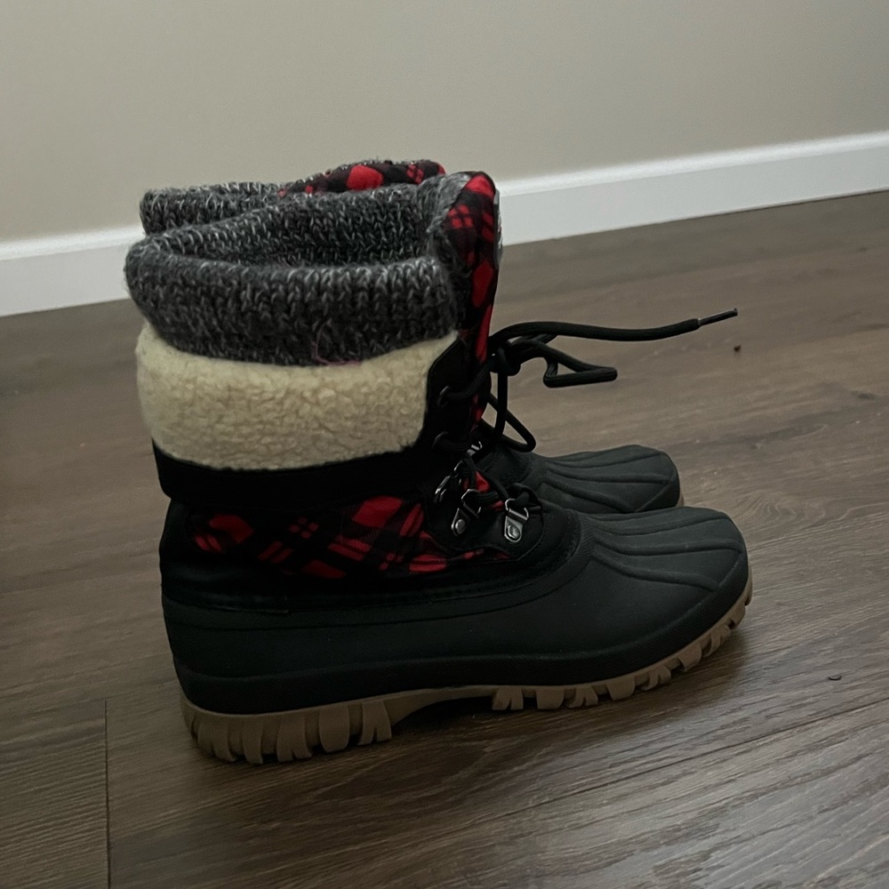 Storm by Cougar size 8 woman’s fleece lined waterproof boots